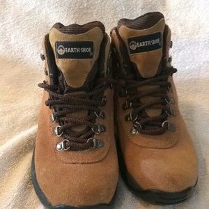 Earth Shoe brand lace up suede boots-size 7 1/2